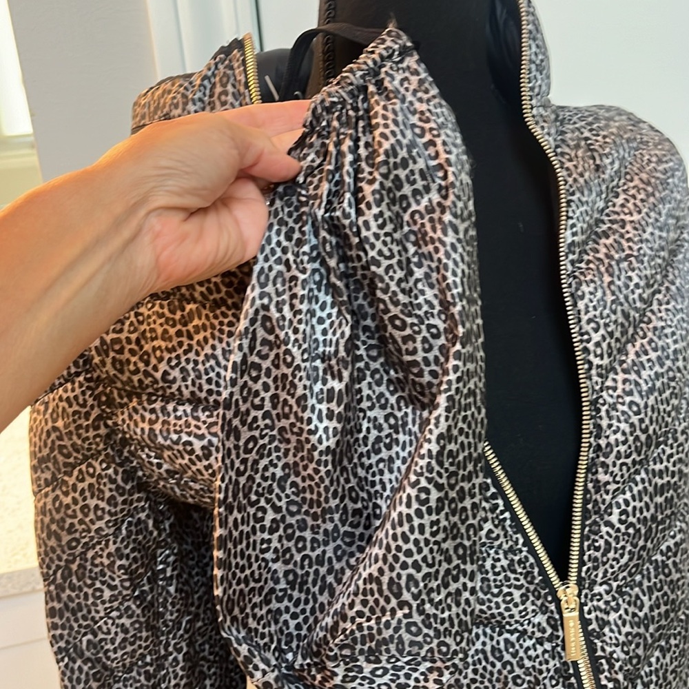 Michael Kors leopard print with hidden hood. size Small - Picture 13 of 15